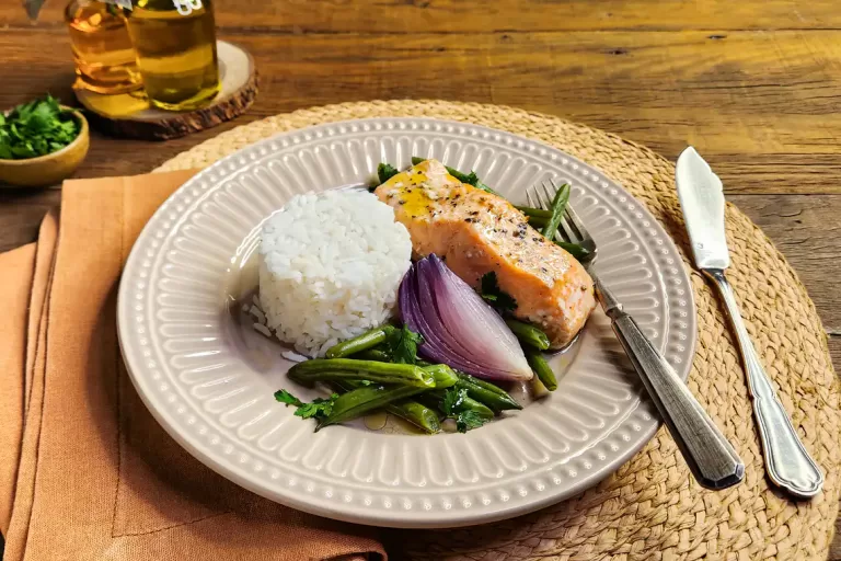 Receita de Arroz com salmão e legumes na panela de arroz elétrica