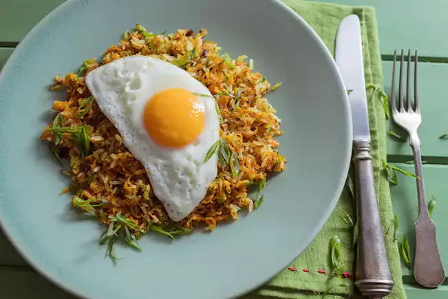 Receita de Arroz frito com cenoura e abobrinha