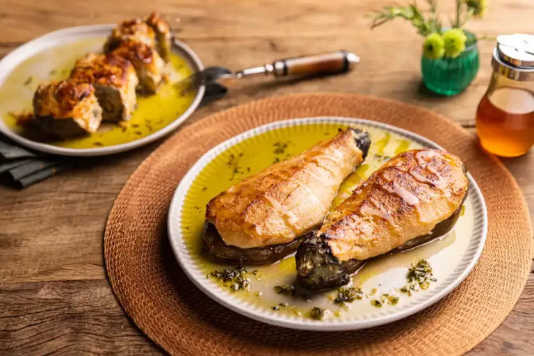 Receita de Berinjela assada com tahine e mel, servida com azeite de tomilho