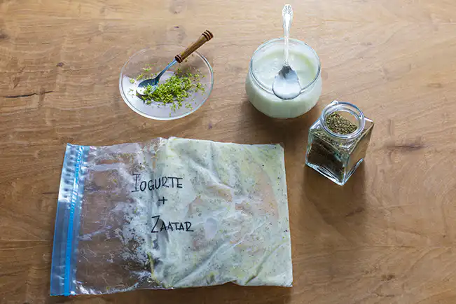 Bife de frango com marinada de iogurte e zatar
