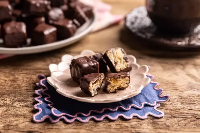 Receita de Biscoitone (panetone coberto de chocolate)