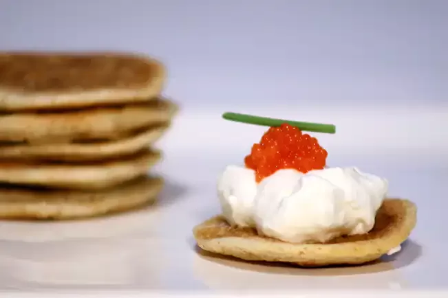 Receita de Blinis integrais com creme azedo e ovas