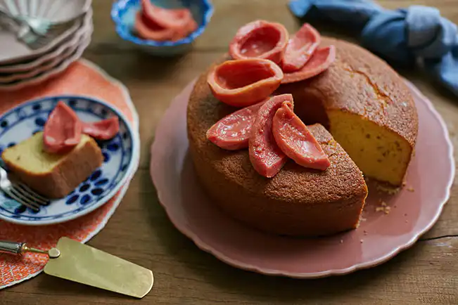 Bolo de fubá com compota de goiaba