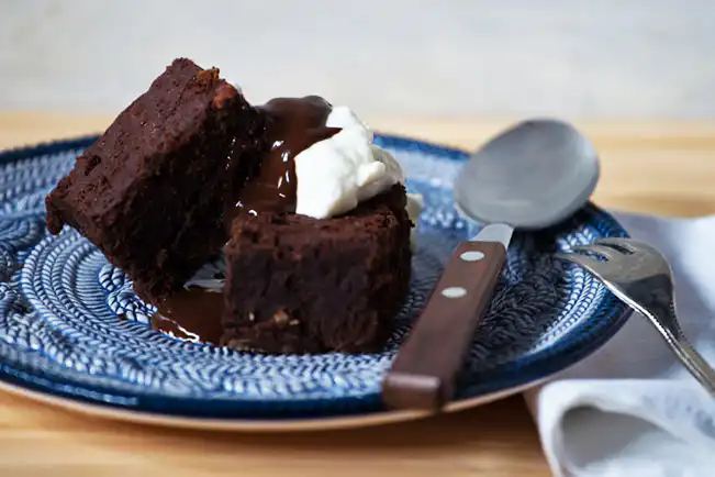 Brownie rústico com cardamomo