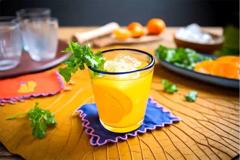 Receita de Caipirinha de mexerica com coentro