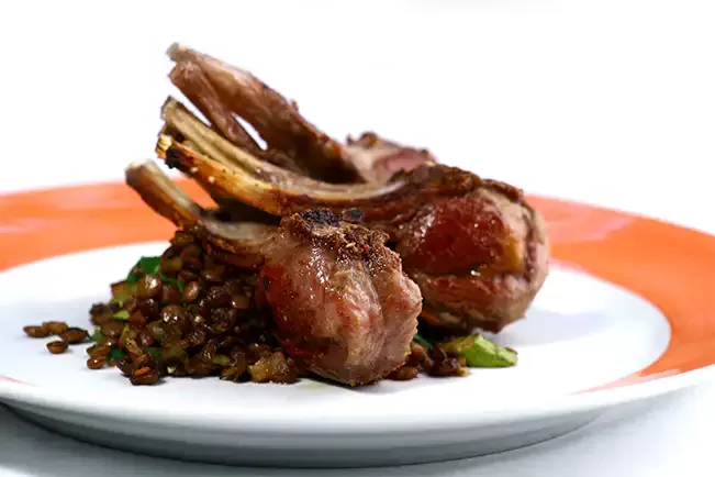 Receita de Costeleta de cordeiro grelhada com salada de lentilhas, espinafre e bacon