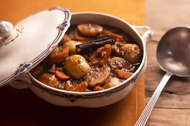 Receita de Cozido norueguês de legumes com cerveja (Lapskaus)