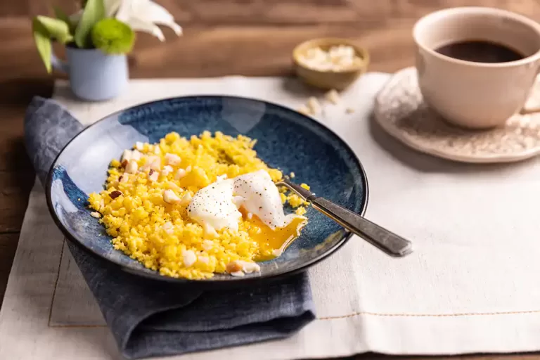 Receita de Cuscuz de milho com ovo pochê de micro-ondas