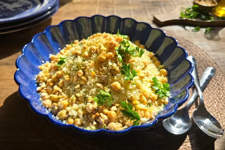Receita de Cuscuz marroquino com grão-de-bico, castanha e salsinha