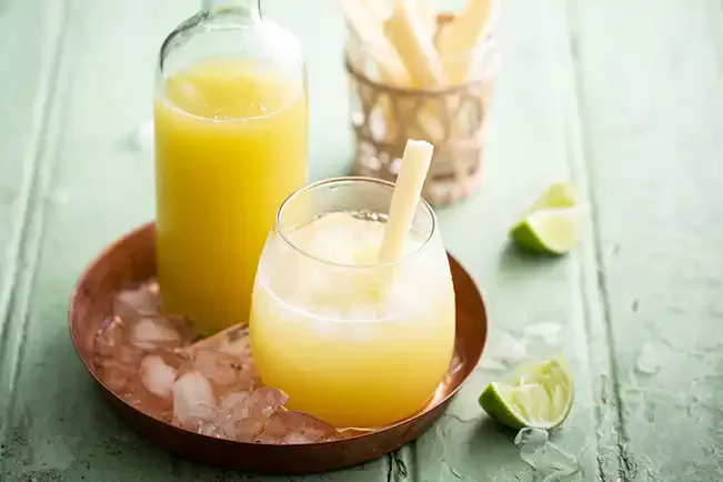 Receita de Drinque de caldo de cana com cachaça e limão