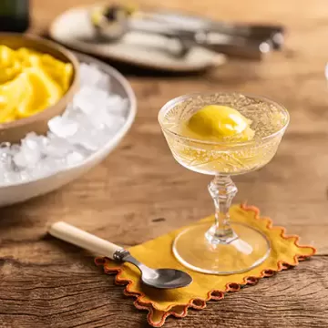Drinque de espumante com sorbet de manga