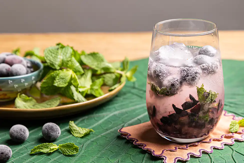 Drinque de uva com hortelã (sem álcool)