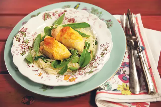 Receita de Enrolado de frango com azeitona e queijo servido com risoni
