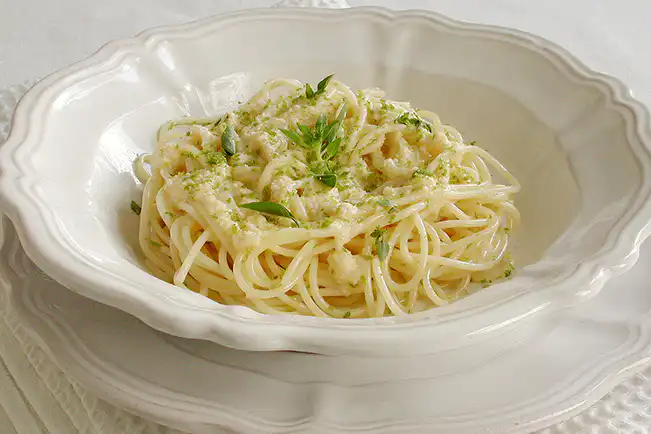 Espaguete ao limão, parmesão e manjericão