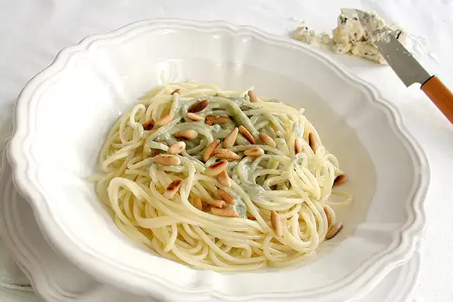 Receita de Espaguete ao molho de gorgonzola, manteiga e pinoli