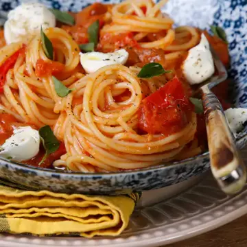 Espaguete com molho de tomate assado