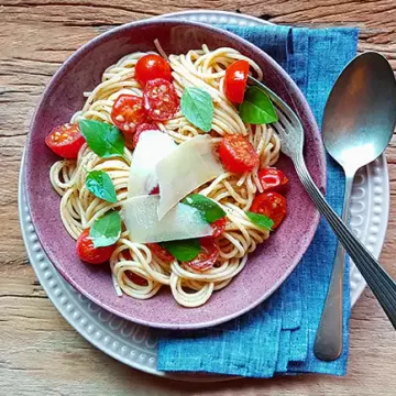 Espaguete com tomate-cereja e manjericão