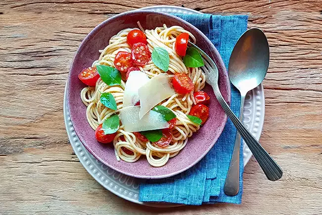 Receita de Espaguete com tomate-cereja e manjericão