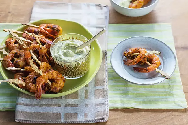 Receita de Espetinhos de camarão picante com maionese de endro e limão