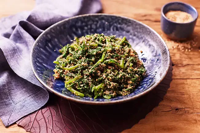 Receita de Espinafre cozido no vapor ao molho de gergelim (hōrensō no goma-ae)