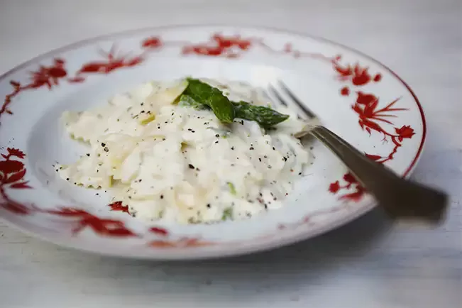 Receita de Farfalle ao molho cremoso de bacalhau e aspargos