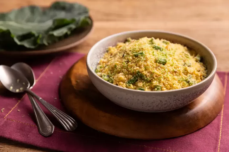 Receita de Farofa de talo de couve (reaproveitamento)