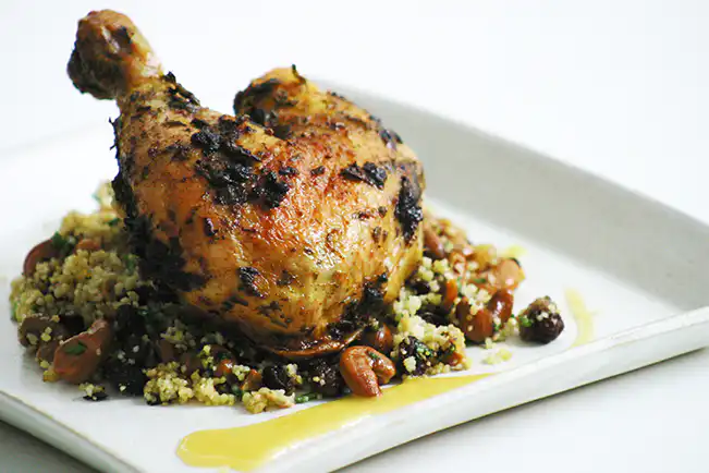 Frango assado com cuscuz marroquino e frutas secas