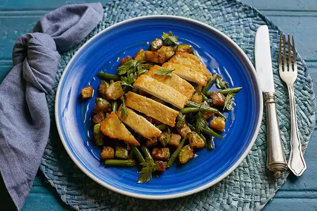 Receita de Frango com crosta de parmesão e panzanella de frigideira (salada morna)