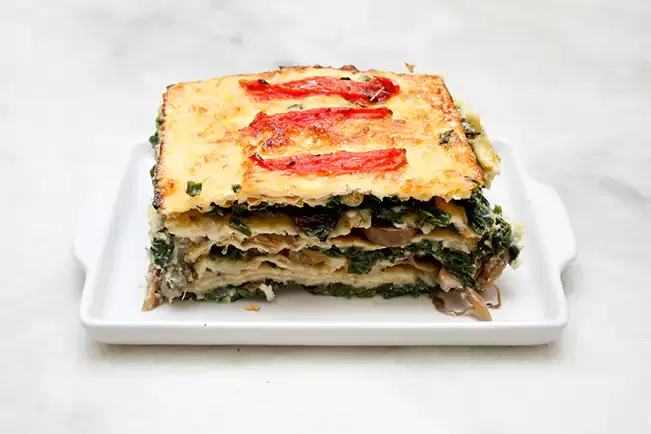 Receita de Lasanha de matzá, espinafre, cogumelos e queijo feta