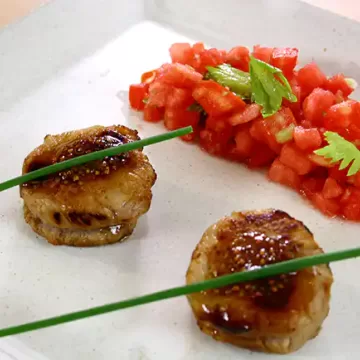Lombo de porco com salsa de tomate e melancia