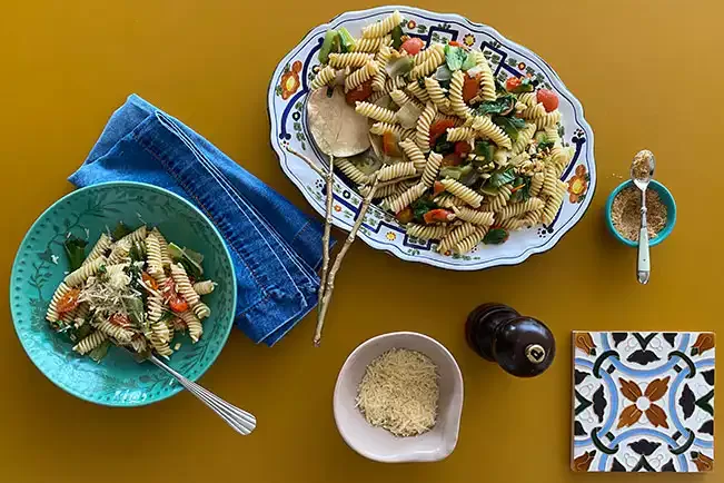Receita de Macarrão com escarola, tomate e alho