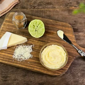 Manteiga de limão, queijo e pimenta