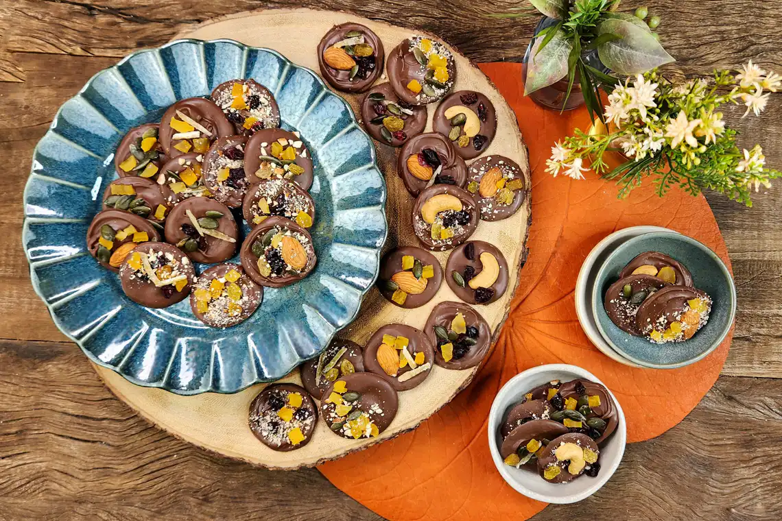 Moedinhas de chocolate com frutas secas