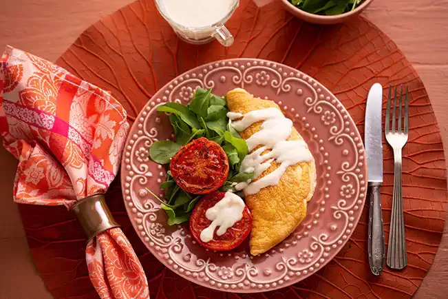 Receita de Omelete suflê com molho de queijo e tomate grelhado