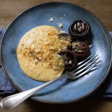 Ovo mexido com cogumelos grelhados e farofinha de pão