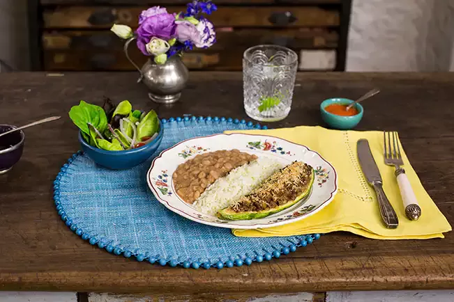 Receita de Pê-efe de abobrinha recheada com arroz e feijão