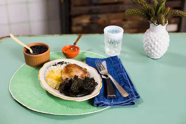 Pê-efe de bisteca com abacaxi, arroz com furikake de couve e feijão com leite de coco