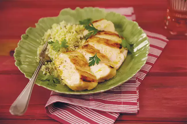 Receita de Peito de frango grelhado com cuscuz de couve-flor