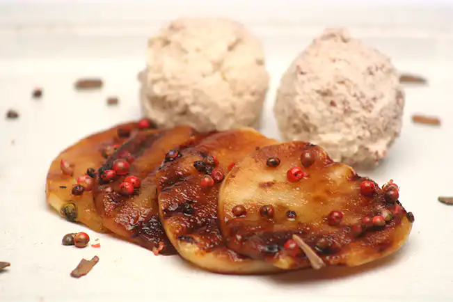 Pera picante com sorvete de canela