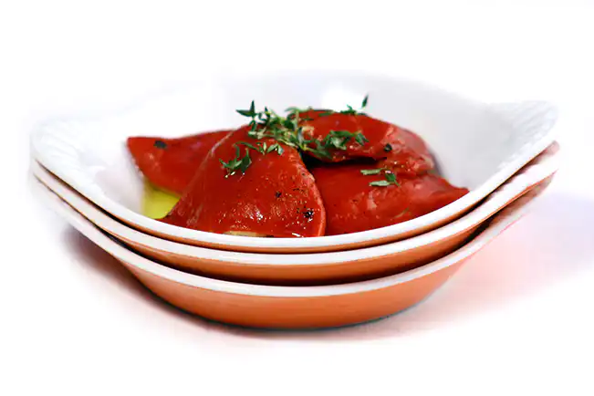 Pimentos del pequilho recheados com champignon ao perfume de alecrim