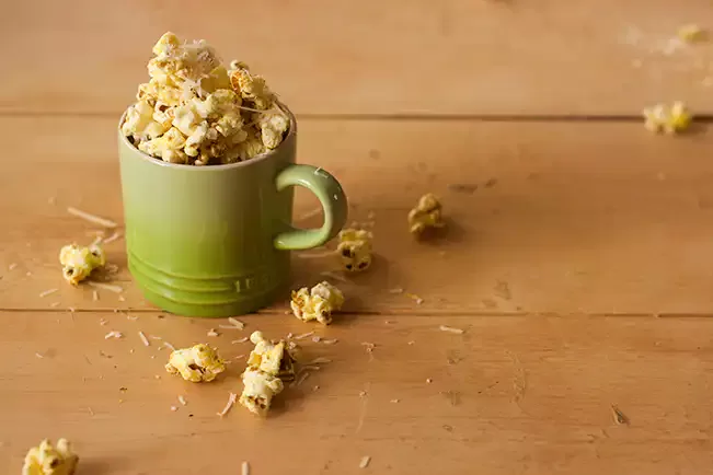 Receita de Pipoca com curry e parmesão