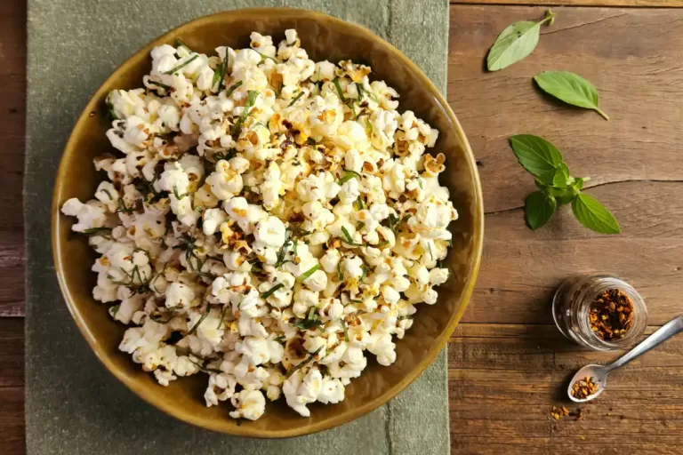 Receita de Pipoca com pimenta calabresa e manjericão