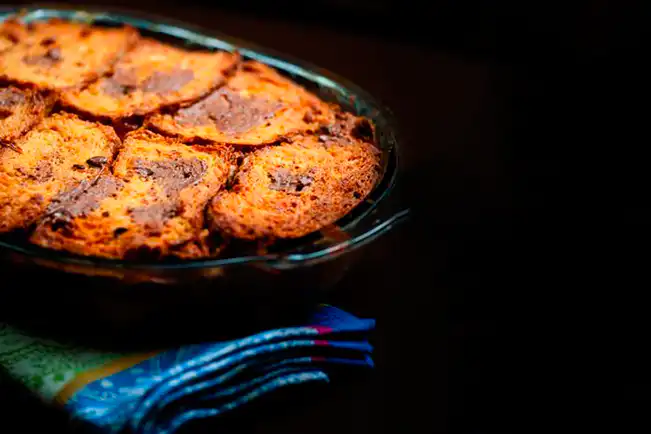 Pudim de brioche com chocolate