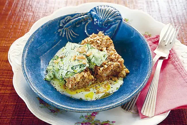 Receita de Quibe de peixe com saladinha de pepino, hortelã e iogurte