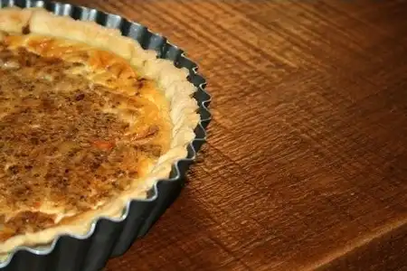 Quiche de cebola caramelizada com queijo
