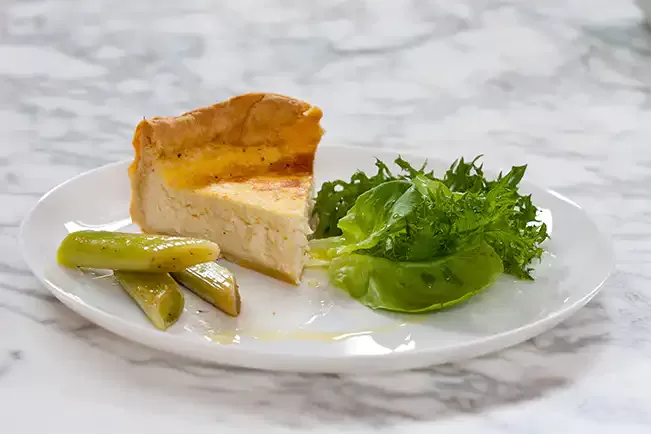 Receita de Quiche de queijo minas com alho-poró assado