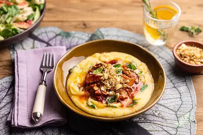 Receita de Ragu mediterrâneo de legumes com polenta