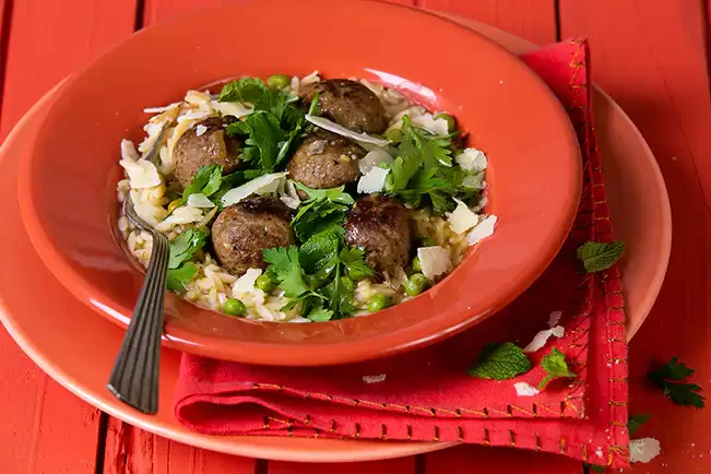 Receita de Risoni com almôndegas, ervilha e hortelã