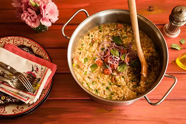 Receita de Risoto de linguiça com ervilha fresca e hortelã