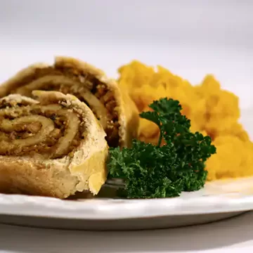 Rocambole de carne com purê de abóbora